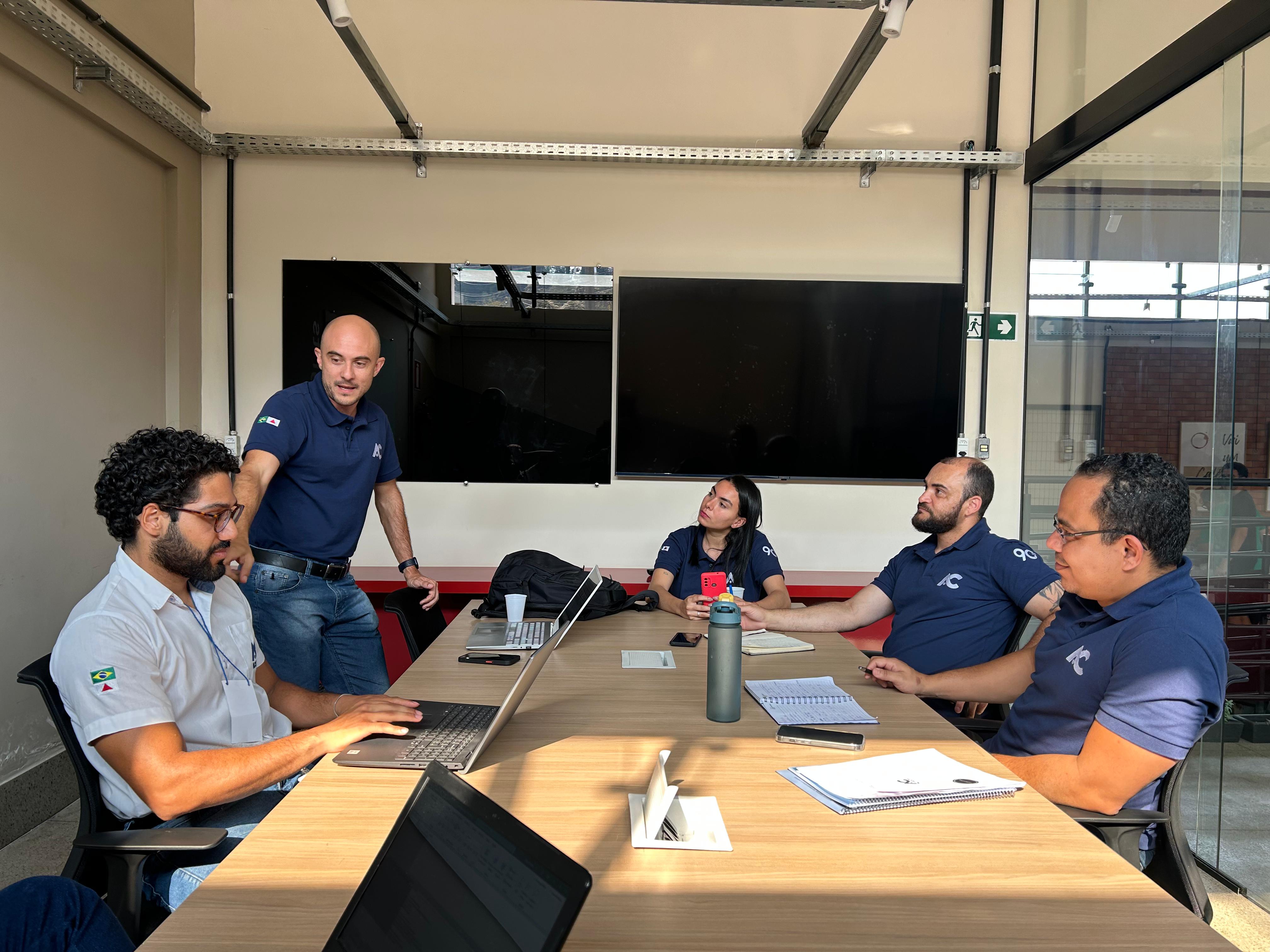 Em conversa, equipe da empresa discute sobre o projeto Hackathon